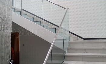 Стеклянные перила для лестниц в Омске. Готовые проекты ПерилаГлавСнаб