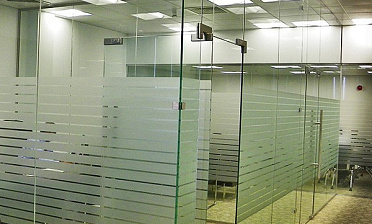 Стеклянные перегородки для офиса купить в Омске