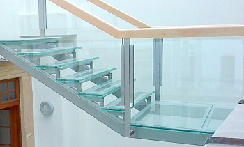 Стеклянные ступени и стеклянная площадка на лестнице в Омске. Готовые проекты ПерилаГлавСнаб