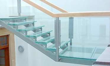 Стеклянные ступени и стеклянная площадка на лестнице купить в Омске