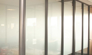 Перегородки из ПВХ и стекла - вариант 1 в Омске. Готовые проекты ПерилаГлавСнаб