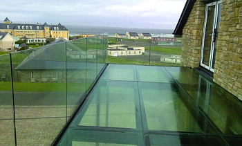 Стеклянные полы на балконе в Омске. Готовые проекты ПерилаГлавСнаб