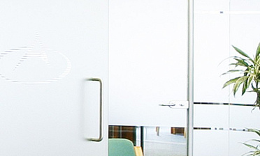 Перегородки из стекла в интерьере офиса купить в Омске