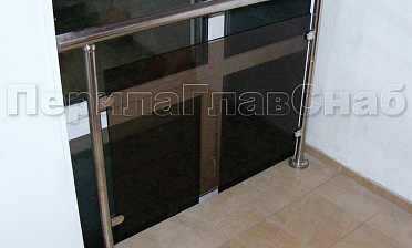 Ограждения со стеклом с крепление в пол окна на лестничной площадке купить в Омске