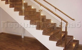 Ограждение лестницы с прозрачным стеклом, стойками и поручнем из латуни в Омске. Готовые проекты ПерилаГлавСнаб Ограждение лестницы с прозрачным стеклом, стойками и поручнем из латуни в Омске. Готовые проекты ПерилаГлавСнаб