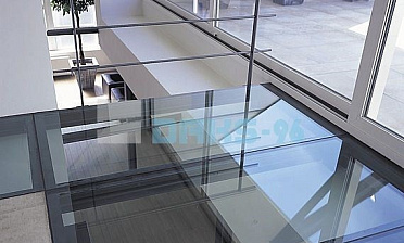 Стеклянный потолок на межэтажной площадке купить в Омске