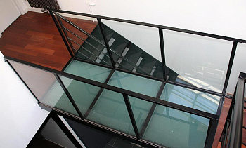 Стеклянный пол для легкого перекрытия между этажами в Омске. Готовые проекты ПерилаГлавСнаб