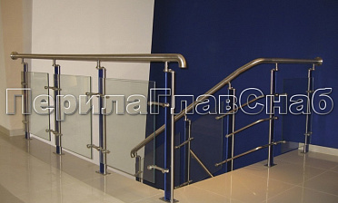 Ограждение со стойками с акриловыми вставками на спайдерных стеклодержателях купить в Омске