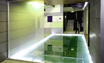 Подсветка стеклянного пола в гостинице в Омске. Готовые проекты ПерилаГлавСнаб