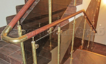Ограждение лестницы со стеклом, тонированным в массе, стойки и завязки поручня из латуни купить в Омске
