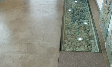 Стеклянный пол в квартиру с декоративной композицией купить в Омске