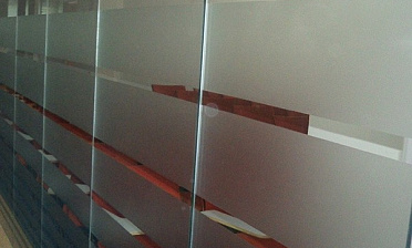 Стеклянные перегородки в офисе с закаткой пленки купить в Омске