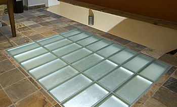 Стеклянный пол в квартиру с подсветкой в Омске. Готовые проекты ПерилаГлавСнаб