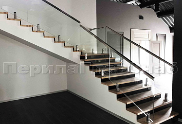 Стеклянные перила для колодезных лестниц купить в Омске