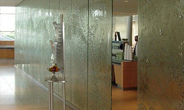 Стеклянные перегородки с декоративным рельефом в офисе купить в Омске