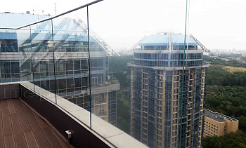 Цельностеклянные ограждения для крыш в Омске. Готовые проекты ПерилаГлавСнаб