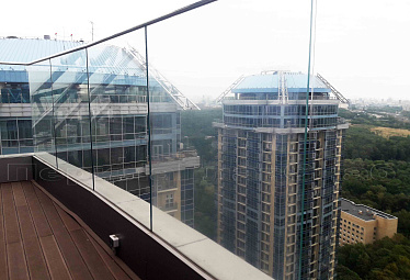 Цельностеклянные ограждения для крыш купить в Омске