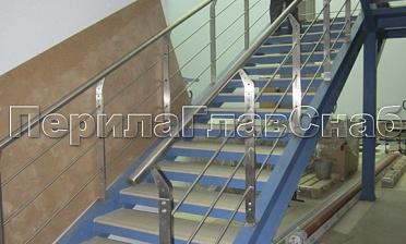 Ограждение с нестандартными нержавеющими стойками и ригельным заполнением купить в Омске