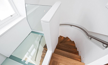 Стеклянный потолок в двухъярусной квартире купить в Омске