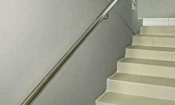 Пристенный поручень из нержавеющей стали в Омске. Готовые проекты ПерилаГлавСнаб