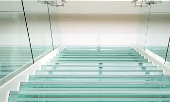 Стеклянные ступени на косоурной лестнице в доме в Омске. Готовые проекты ПерилаГлавСнаб