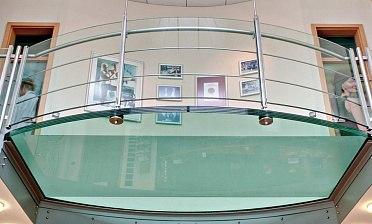 Стеклянный пол на внутреннем выступе атриума купить в Омске