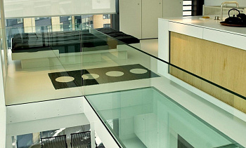 Стеклянные полы на кухне в Омске. Готовые проекты ПерилаГлавСнаб