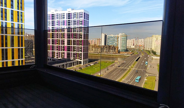  Бронзовое стекло на профиле на террасе в Омске. Готовые проекты ПерилаГлавСнаб