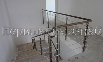 Ограждение с деревянным поручнем и стойками с деревянными вставками, с ригелями в Омске. Готовые проекты ПерилаГлавСнаб Ограждение с деревянным поручнем и стойками с деревянными вставками, с ригелями в Омске. Готовые проекты ПерилаГлавСнаб