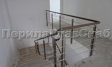 Ограждение с деревянным поручнем и стойками с деревянными вставками, с ригелями купить в Омске