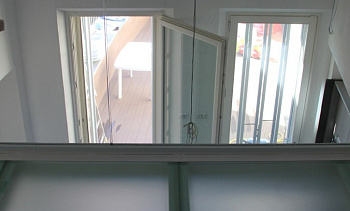 Стеклянное перекрытие из матового стекла на внутреннем балконе в Омске. Готовые проекты ПерилаГлавСнаб