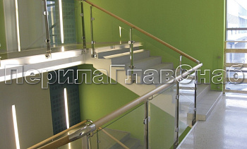 Ограждение с деревянным поручнем, стеклом и стойками в Омске. Готовые проекты ПерилаГлавСнаб Ограждение с деревянным поручнем, стеклом и стойками в Омске. Готовые проекты ПерилаГлавСнаб