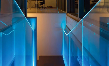 Ограждения лестниц на несущем стекле с подсветкой в Омске. Готовые проекты ПерилаГлавСнаб Ограждения лестниц на несущем стекле с подсветкой в Омске. Готовые проекты ПерилаГлавСнаб