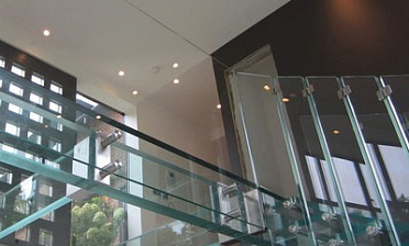 Стеклянные полы на площадке маршевой лестницы купить в Омске