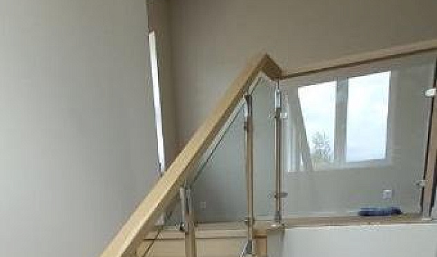 Стойки, стекло и пристенный поручень в Омске. Готовые проекты ПерилаГлавСнаб