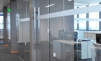 Цельностеклянные перегородки для офиса в Омске. Готовые проекты ПерилаГлавСнаб