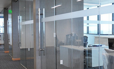 Цельностеклянные перегородки для офиса купить в Омске