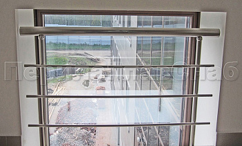 Межэтажное ограждение из нержавеющей стали с торцевым креплением для окон в Омске. Готовые проекты ПерилаГлавСнаб Межэтажное ограждение из нержавеющей стали с торцевым креплением для окон в Омске. Готовые проекты ПерилаГлавСнаб