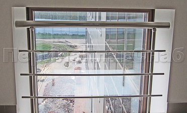 Межэтажное ограждение из нержавеющей стали с торцевым креплением для окон купить в Омске