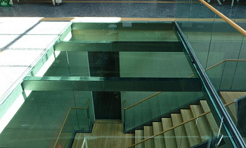 Стеклянный потолок в бизнес-центре в Омске. Готовые проекты ПерилаГлавСнаб