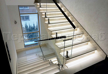 Стеклянные перила для маршевых лестниц купить в Омске