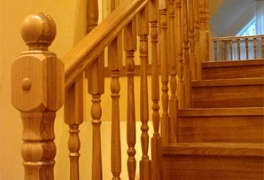 Деревянные лестницы купить в Омске