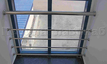 Ограждение на окнах из нержавещей трубы с ригелями в Омске. Готовые проекты ПерилаГлавСнаб Ограждение на окнах из нержавещей трубы с ригелями в Омске. Готовые проекты ПерилаГлавСнаб