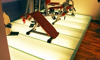 Люминесцентная подсветка стеклянного блочного пола в Омске. Готовые проекты ПерилаГлавСнаб