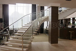 Стеклянные ограждения для торговых  и бизнес центров в Омске. Готовые проекты ПерилаГлавСнаб - фото 5