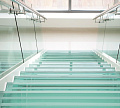 Стеклянные ступени на косоурной лестнице в доме в Омске. Готовые проекты ПерилаГлавСнаб - фото 1