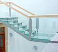 Стеклянные ступени и стеклянная площадка на лестнице в Омске. Готовые проекты ПерилаГлавСнаб - фото 1