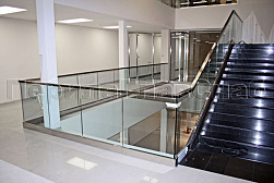 Стеклянные ограждения для торговых  и бизнес центров в Омске. Готовые проекты ПерилаГлавСнаб - фото 16