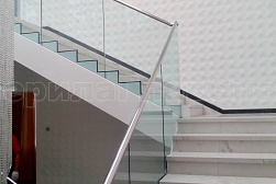 Стеклянные перила для лестниц в Омске. Готовые проекты ПерилаГлавСнаб - фото 1
