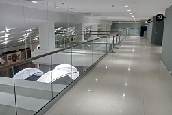 Стеклянные ограждения для торговых  и бизнес центров в Омске. Готовые проекты ПерилаГлавСнаб - фото 3